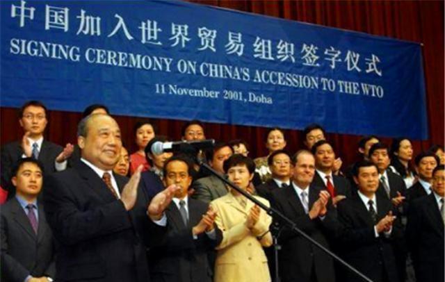 中国入世谈判现场当场一拍桌子对龙永图说:你不要再递条子了